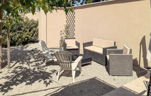 Χώρος καθιστικού στο 5 Bedroom Cozy Home In Piolenc