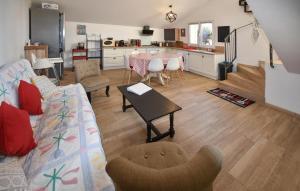 Χώρος καθιστικού στο 5 Bedroom Cozy Home In Piolenc