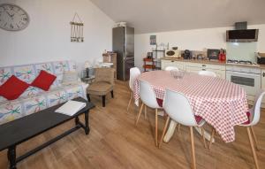 Η κουζίνα ή μικρή κουζίνα στο 5 Bedroom Cozy Home In Piolenc