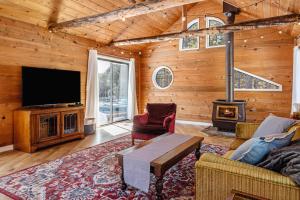 Μια τηλεόραση ή/και κέντρο ψυχαγωγίας στο Dome Home - Meredith Lodging