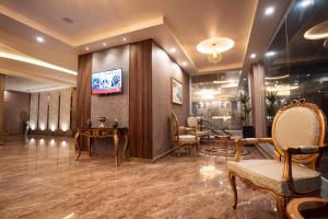 TV a/nebo společenská místnost v ubytování Best Western Faisalabad