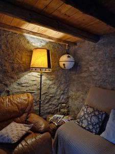 a living room with a couch and a lamp at El Racó dels Mussols 1 in Canet de Adri