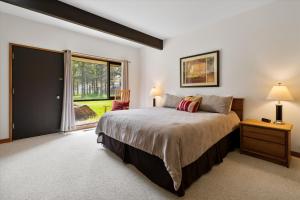 Ένα ή περισσότερα κρεβάτια σε δωμάτιο στο Meadow House 70 - Meredith Lodging