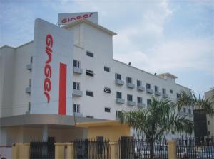 un hôtel avec un panneau sur son côté dans l'établissement Ginger Guwahati, à Guwahati