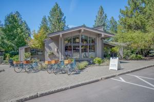 Un grupo de bicicletas estacionadas frente a un edificio. en Ski House 237 - Meredith Lodging, en Bend 5 fotos más