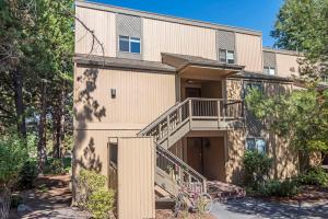 una casa con una escalera al frente en Ski House 237 - Meredith Lodging, en Bend