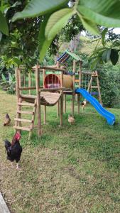 Ο χώρος παιχνιδιού για παιδιά στο Cabaña con jacuzzi cerca de Bogotá