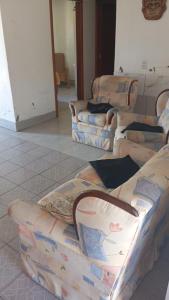 Ruang duduk di Casa Bal Pinhal com piscina