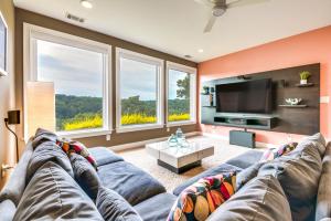 Χώρος καθιστικού στο Modern Retreat with River View in Roswell!