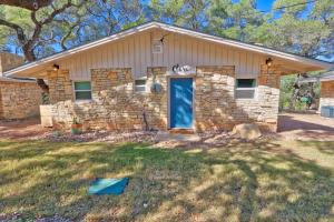 ein Steinhaus mit blauer Tür im Hof in der Unterkunft Millie's Cottages Unit 4 - Clara in Canyon Lake + 10 Fotos