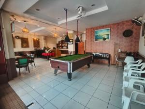 Biliár nebo kulečník v ubytování Bonanza Patong Hotel