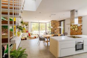 Una cocina y una sala de estar con mesa y sillas. en Exclusiva casa con encanto en Agua Amarga, en Agua Amarga