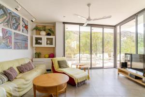 Una sala de estar con un sofá y un televisor. en Exclusiva casa con encanto en Agua Amarga, en Agua Amarga