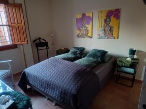 a bedroom with a couch with pillows on it at Casa Las Maletas in Morote