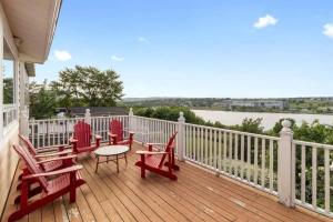 een terras met rode stoelen en een tafel erop bij Forest House Qv Lake View Parking in St. John's
