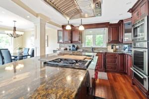 een keuken met houten kasten en een aanrechtblad bij Forest House Qv Lake View Parking in St. John's