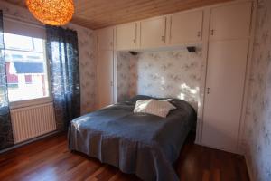 a bedroom with a bed and a large window at Kent's Lodge in Herrefors