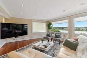 een woonkamer met een bank en een tv bij Forest House Qv Lake View Parking in St. John's