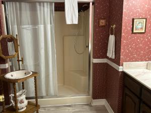 a bathroom with a shower and a sink at Arrowhead Lake Inn in Lake Arrowhead +39 photos