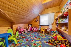 Børneklubben på U Pietrasa - Skibus pod domem