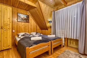 En eller flere senge i et værelse på U Pietrasa - Skibus pod domem