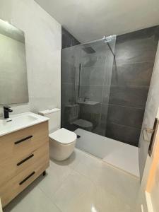 łazienka z prysznicem, toaletą i umywalką w obiekcie Apartamento turístico Azahara w mieście Nerja