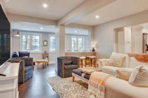 Posezení v ubytování 1 Mi to Drakes Island Beach Cottage with Deck!