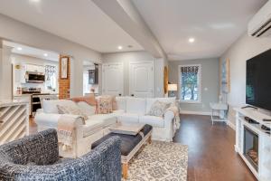 Kuchyň nebo kuchyňský kout v ubytování 1 Mi to Drakes Island Beach Cottage with Deck!