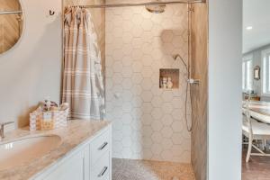 Koupelna v ubytování 1 Mi to Drakes Island Beach Cottage with Deck! + 23 fotografií