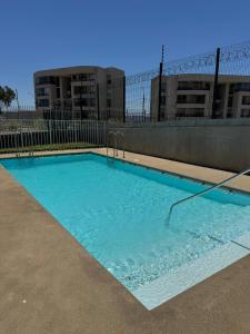 a large blue swimming pool on top of a building at Moderno Departamento en Quilpué in Quilpué