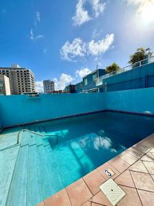 une piscine sur le toit d'un immeuble dans l'établissement Condado Beachfront Tantra Apartment, à San Juan