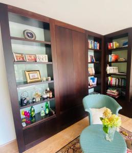 Habitación con silla, mesa y estanterías en Waldlodge, en Bad Sobernheim