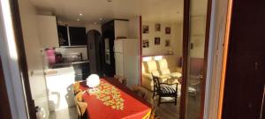 una cucina e un soggiorno con tavolo e sedie di Résidence Saint Genest - Appartement proche Village 4 pers MAE-1911 a Vallouise 1 altra foto