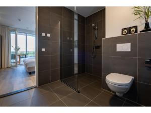 Ένα μπάνιο στο Loft in Kamperland by Marina & Beach