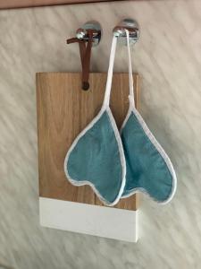 een houten doos met een paar handschoenen bij Cozy Mountain View Apartment with Balcony & Ski Access nearby - Serendipity in Bansko