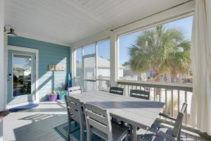 Highland ViewにあるSteps to Shore Windmark Beach Retreat with Balcony!のポーチ(テーブル、椅子付)