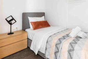 Rúm í herbergi á 2br Apt Near Ancient Stadium MK