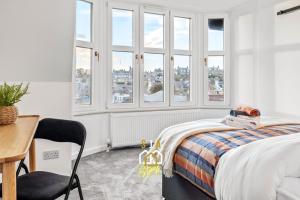 Katil atau katil-katil dalam bilik di Stoney Stay - SJA Stays - Modern 2 Bed Apartment