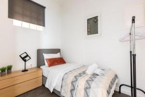 Rúm í herbergi á 2br Apt Near Ancient Stadium MK