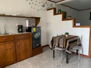 una cucina con un tavolo, un fornello e un frigorifero di Globi Lodge #6 a Monteverde Costa Rica