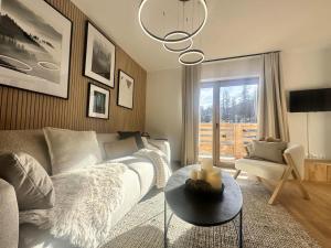 a living room with a couch and a table at Résidence Le Living Stone B - MAGNIGIQUE T3 PRES DES PISTES MAE-4551 in Vars