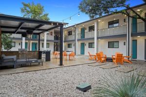 un patio con sedie e tavoli di fronte a un edificio di Brand New Unit 5 min to Downtown Austin ad Austin