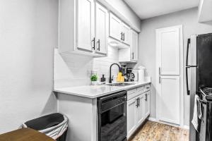 Gallery image of Chic Meets Comfort 1BR Austin Apt Near Downtown in Austin +16 photos