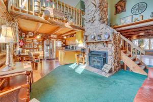 Fotografie z fotogalerie ubytování Walk to Saylorville Lake Spacious Home with Deck! v destinaci Johnston