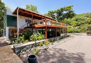 ein Haus mit seitlicher Terrasse in der Unterkunft Bonfire at Batali in Salisbury + 18 Fotos