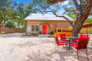 a table and chairs in front of a tiny house at Happy Hideaway in Wimberley