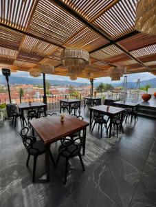 a restaurant with tables and chairs on a roof at Departamentos San Francisco in San Cristóbal de Las Casas