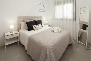 Postel nebo postele na pokoji v ubytování Playa Marinsa Beach piscina y padel + 21 fotografií