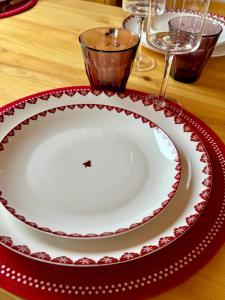 um prato sobre uma mesa com um prato vermelho e branco em Appartement 4 personnes - Magnifique vue montagne em Méribel mais 21 fotografias