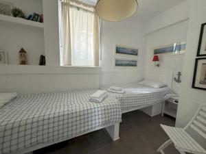 two twin beds in a room with a window at PHILIPPOS 2 in Diaporos